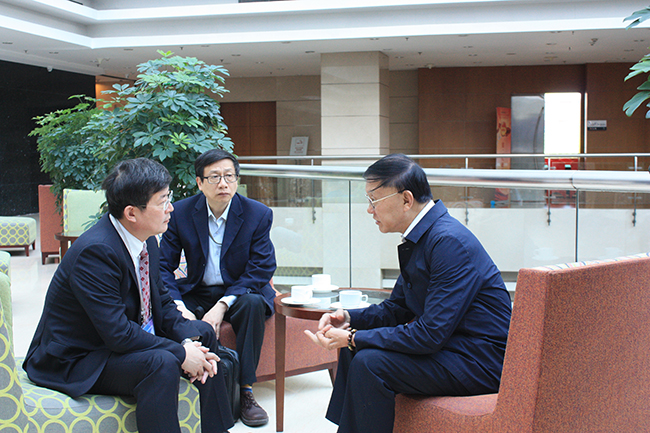 刘庆波博士和协会方建国副秘书长、隆小宇主任亲切交谈